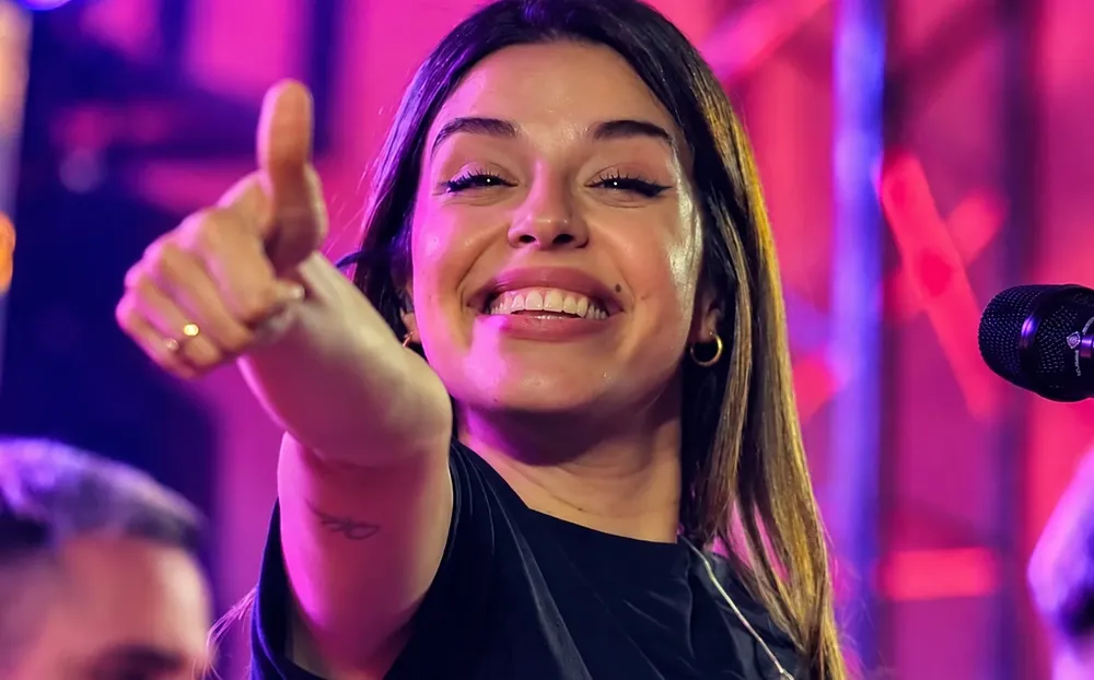Sonrisa bajo luces magenta y púrpura