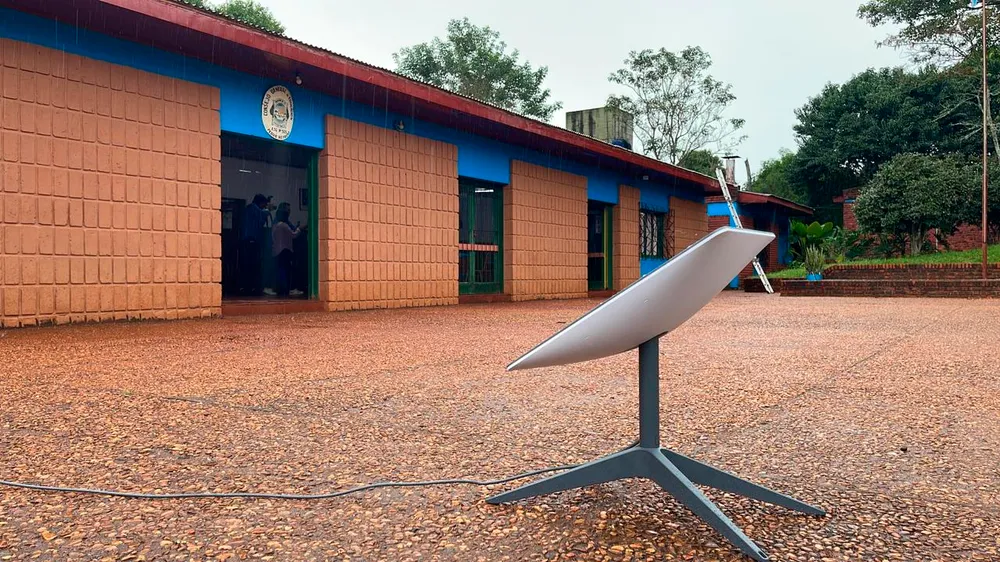 antena-satelital-starlink-una-escuela-misiones