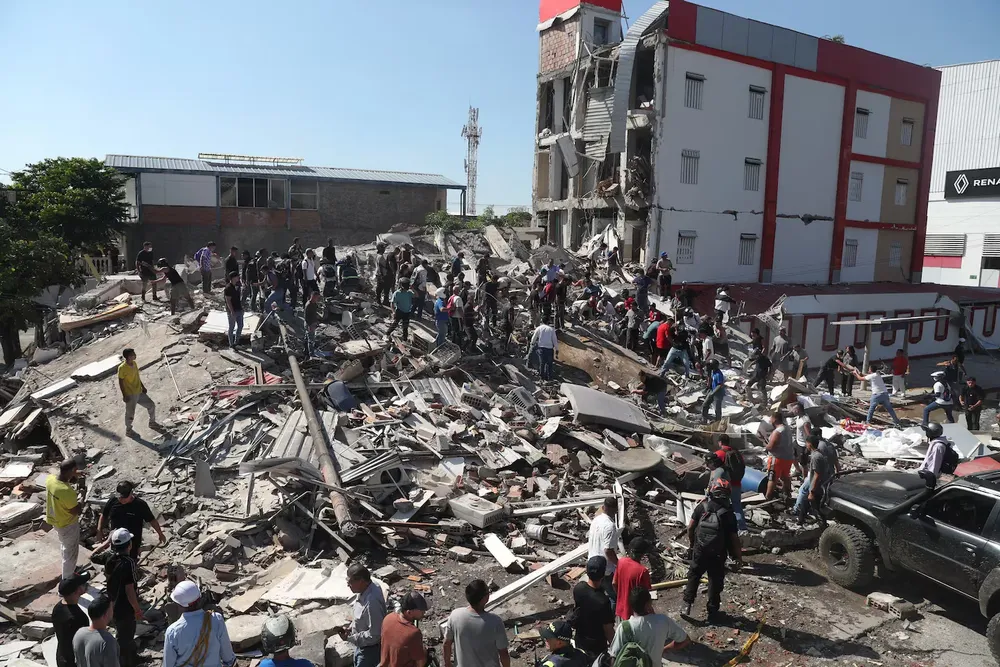 residentes-y-equipos-de-rescate-buscan-entre-los-escombros-de-un-edificio-derrumbado-tras-el-terremoto-que-azoto-cali-colombia-el-lunes-10-de-agosto-de-2026-ap-fotosantiago-saldarriaga-ECQQVPEB67HQSYUKB2HU4QHNBQ